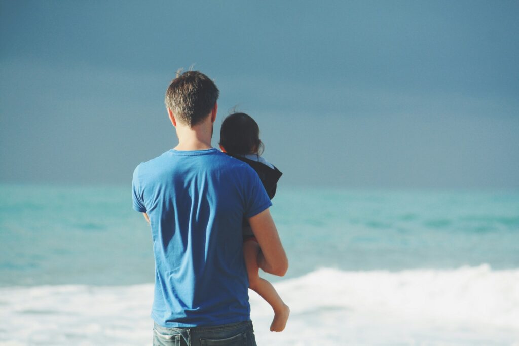 steven-van-loy-oUhSla4L_98-unsplash Father and child at a beach