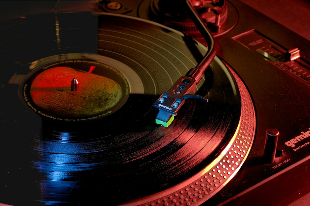immo-wegmann-u4_qppSL2hM-unsplash vinyl record playing on turntable