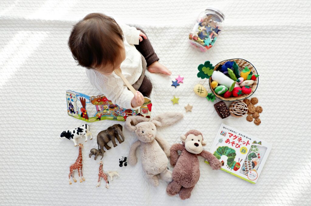 yuri-li-p0hDztR46cw-unsplash toddler playing with toys