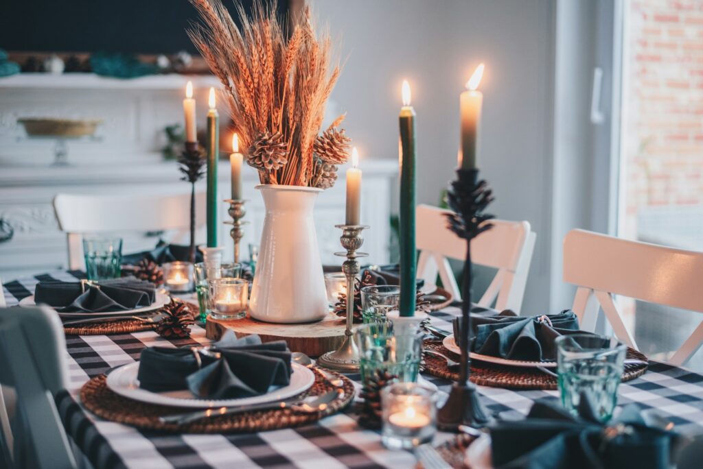 libby-penner-4CnaFQRDI0A-unsplash festive table setting