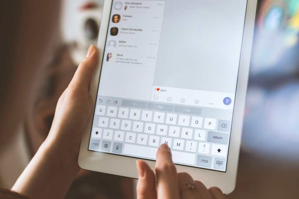 jeshoots-com-Lu9FNRCqPys-unsplash person using ipad to chat