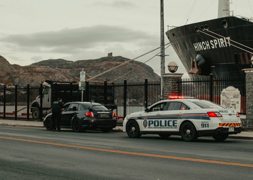 jonathan-cooper-f4_6kR_CUm8-unsplash police car apprehending a driver