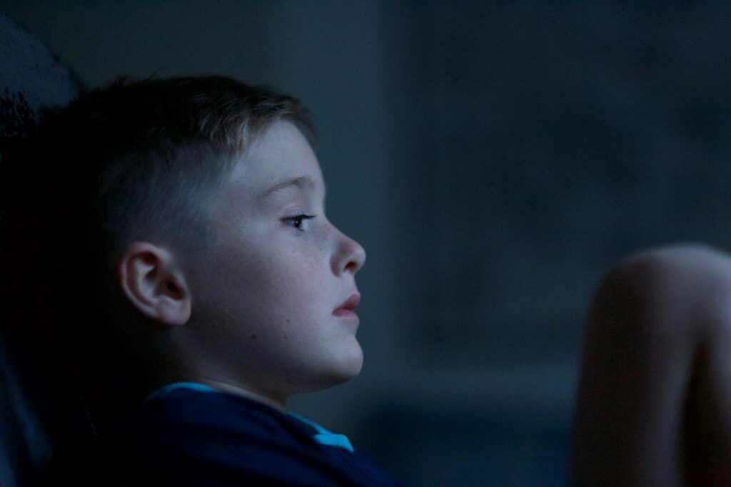 luke-pennystan-Qba_TeacKas-unsplash boy leaning on a black wall