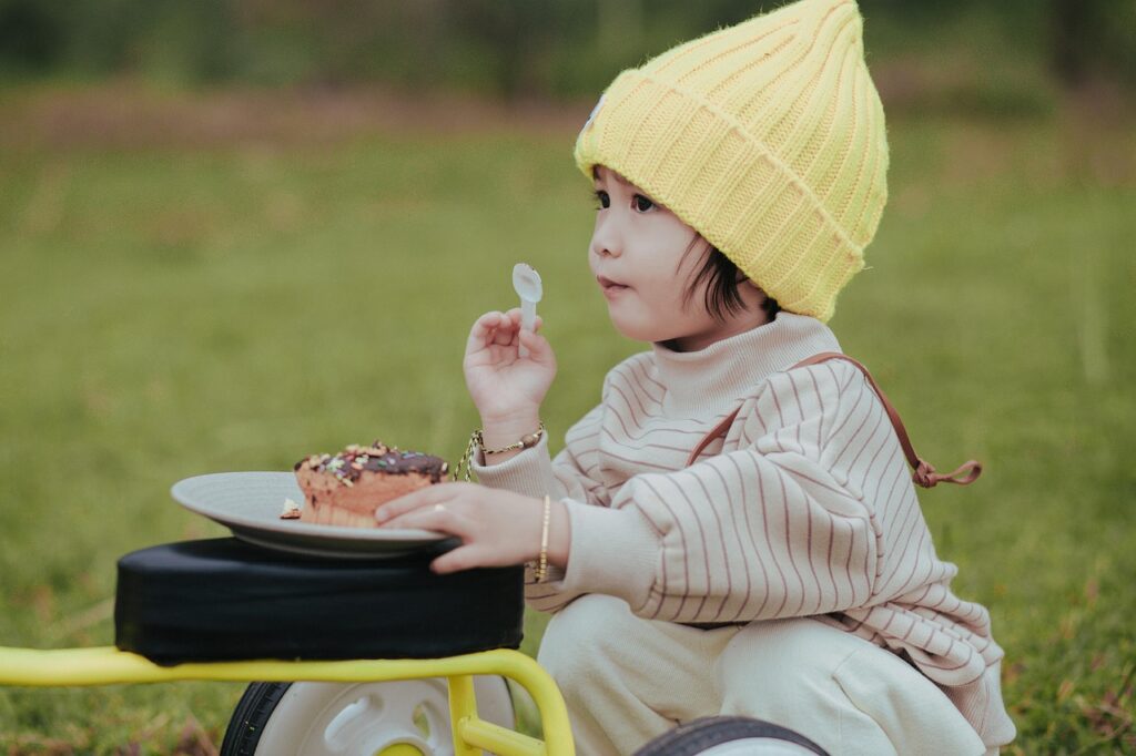 baby-6957222_1280 A child eating at a park