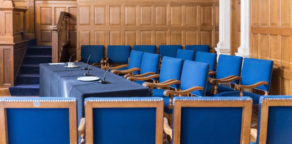 auditorium-6795423_1280 Empty court jury chairs