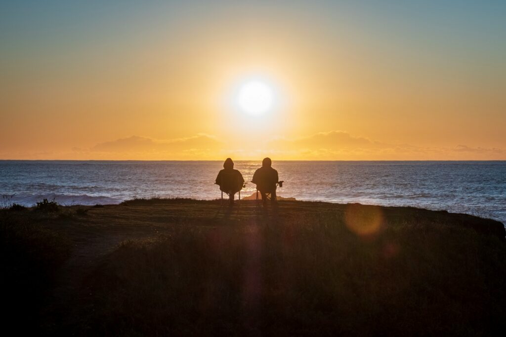 anukrati-omar-NZFJYpkwIXc-unsplash Couple looking at the sunset