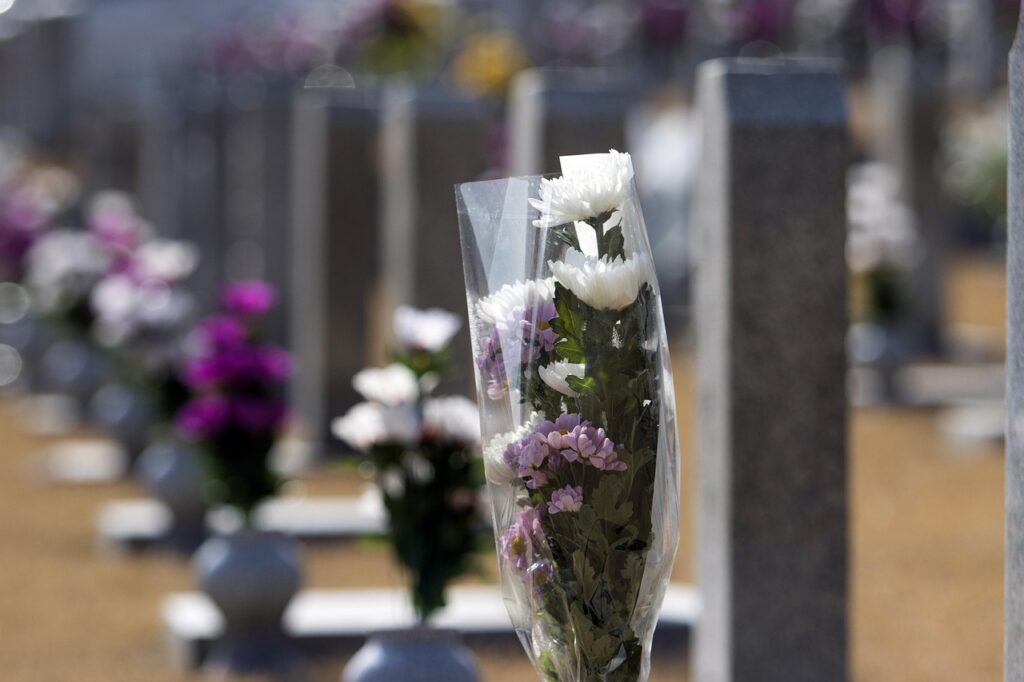 national-cemetery-3991441_1280 Bouquet of flowers on a tomb at a cemetery