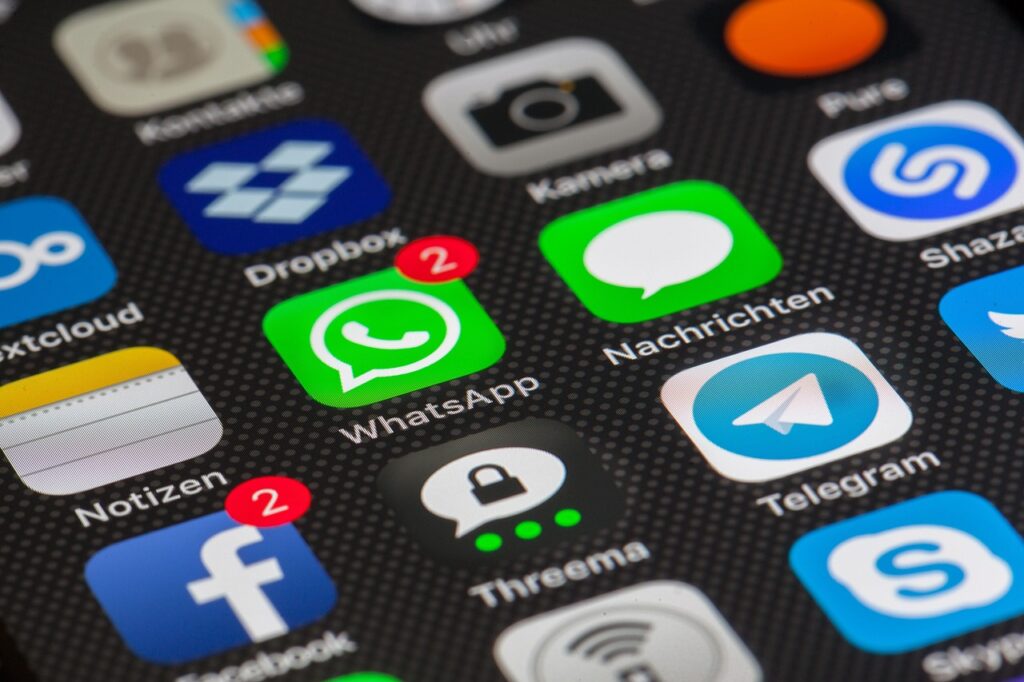 internet-3113279_1280 social media apps on phone