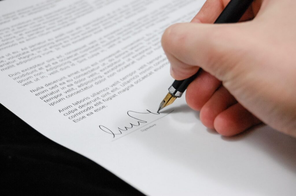 jarmoluk-document-428334_1280 person signing a document