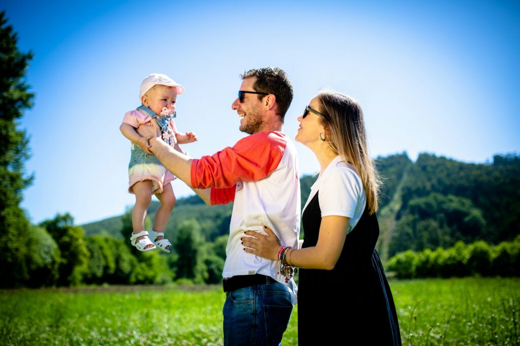 ricardo-maruri-THn-kqNgZ8A-unsplash man carrying a child with a woman behind him