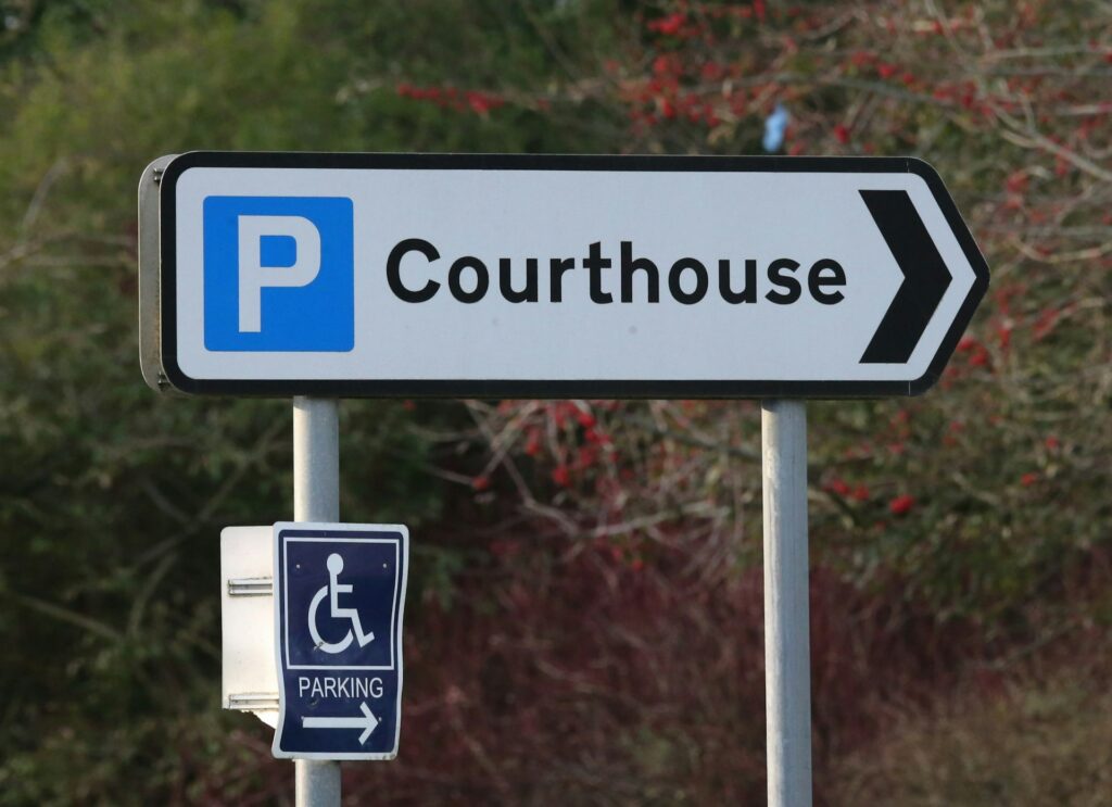 road sign that says "courthouse"