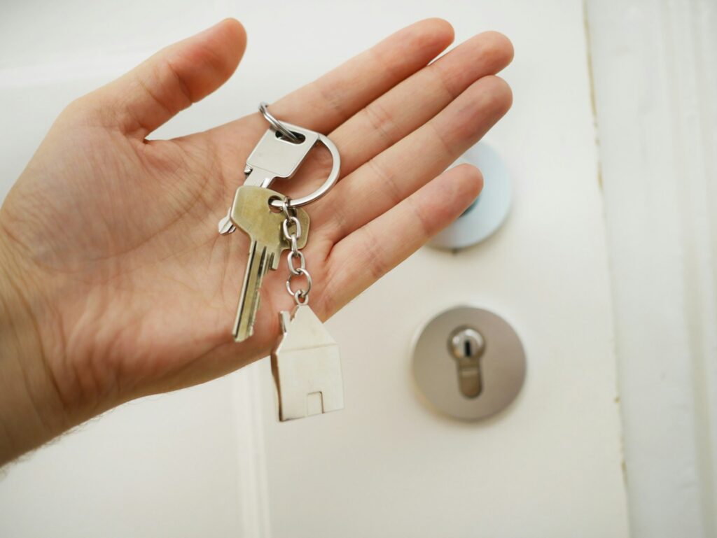 maria-ziegler-jJnZg7vBfMs-unsplash person holding keys