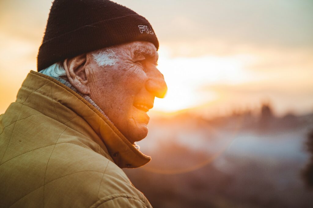 matteo-vistocco-u_CvU45FLH8-unsplash an old man wearing knot cap and brown jacket