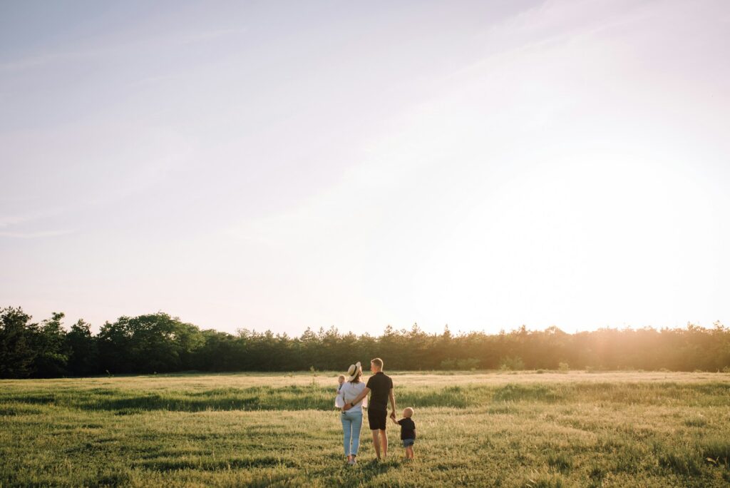 ilya-pavlov-XPT-OtA0E-8-unsplash a family in a n open field