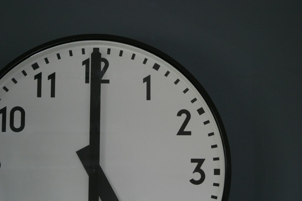 round blacl clock