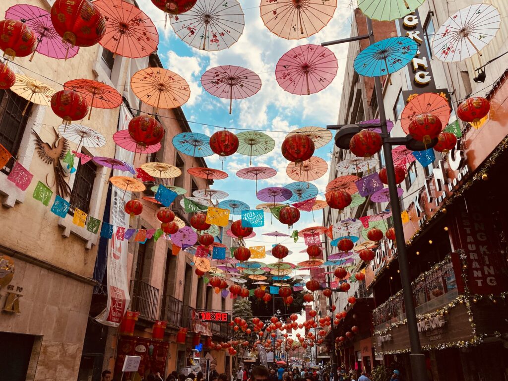 pyro-jenka-N2hiyUWvuNs-unsplash paper lanterns hanging on a busy street