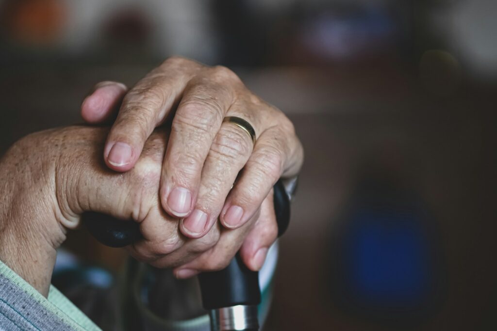 alexas_fotos-6W1voPFLfrc-unsplash clasped hands of an old person