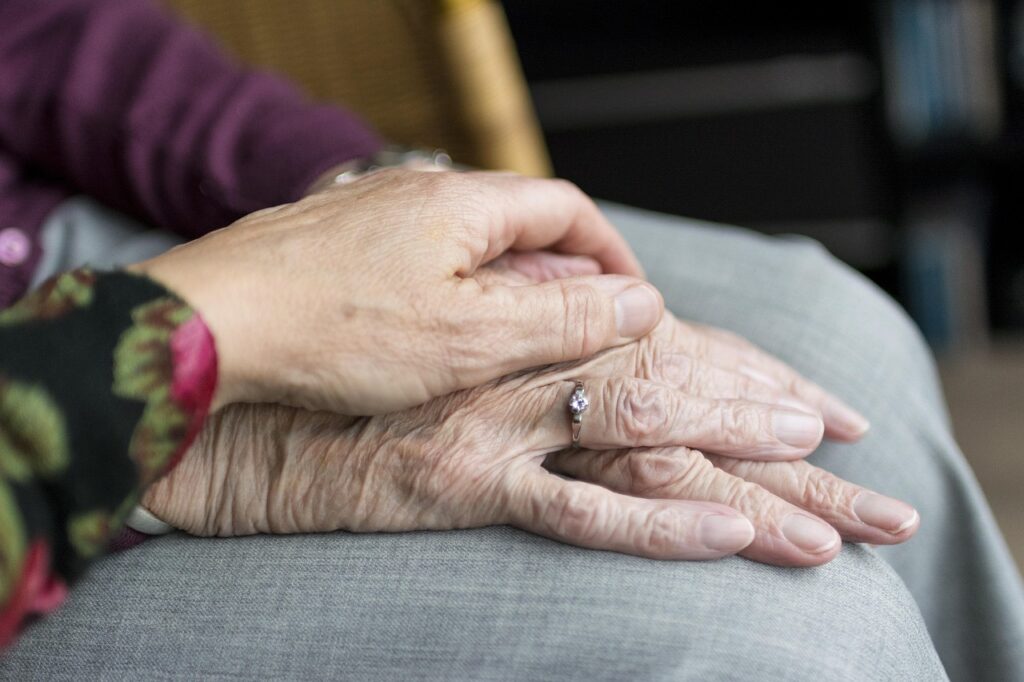 christmas-wallpaper-2906458_1280 Hands of two senior citizens