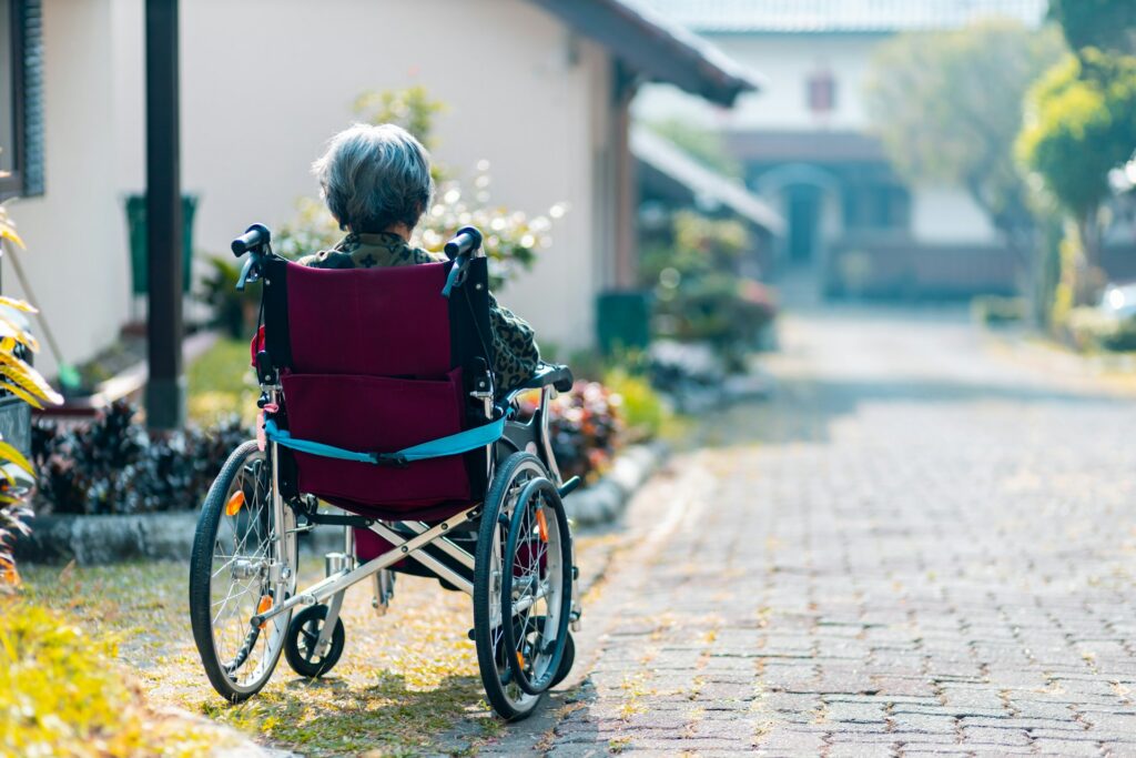 steven-hwg-zBsdRTHIIm4-unsplash old woman sitting on a wheelchair