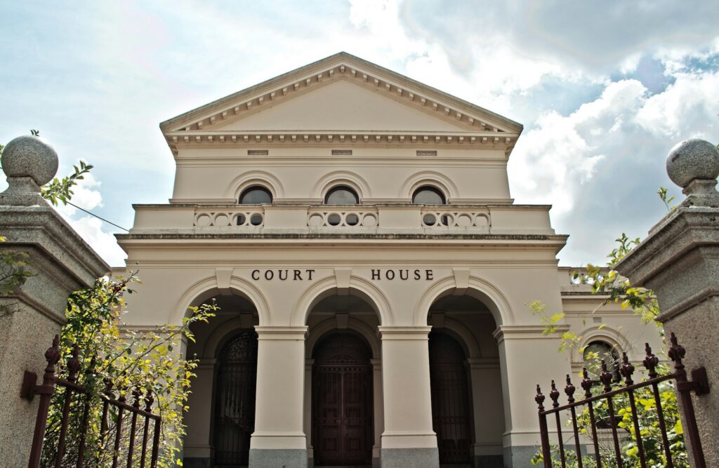 building with courthouse signage